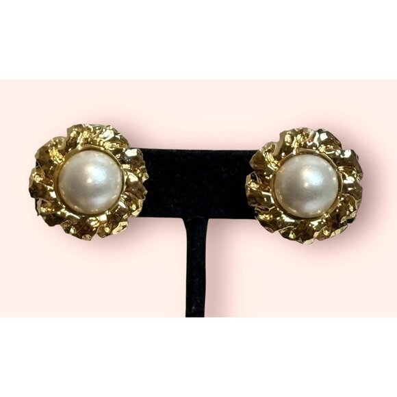 Vintage Signed ST. JOHN Gold Tone Faux Pearl Clip On Earrings Classic Designer - Picture 1 of 7